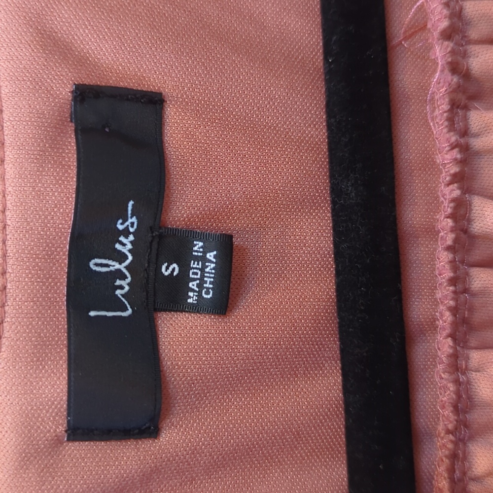 Lulu's , Blissfully,floral jacquard Rusty Rose,Wrap Dress.Small - Picture 2 of 12